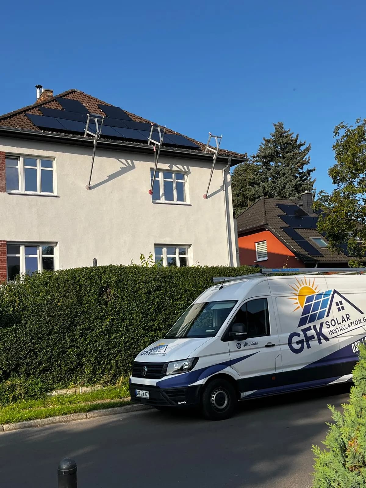 10 kWp Full-Black-Solaranlage auf rotem Ziegel-Satteldach in Lichtenberg, Altbau-Stadthaus