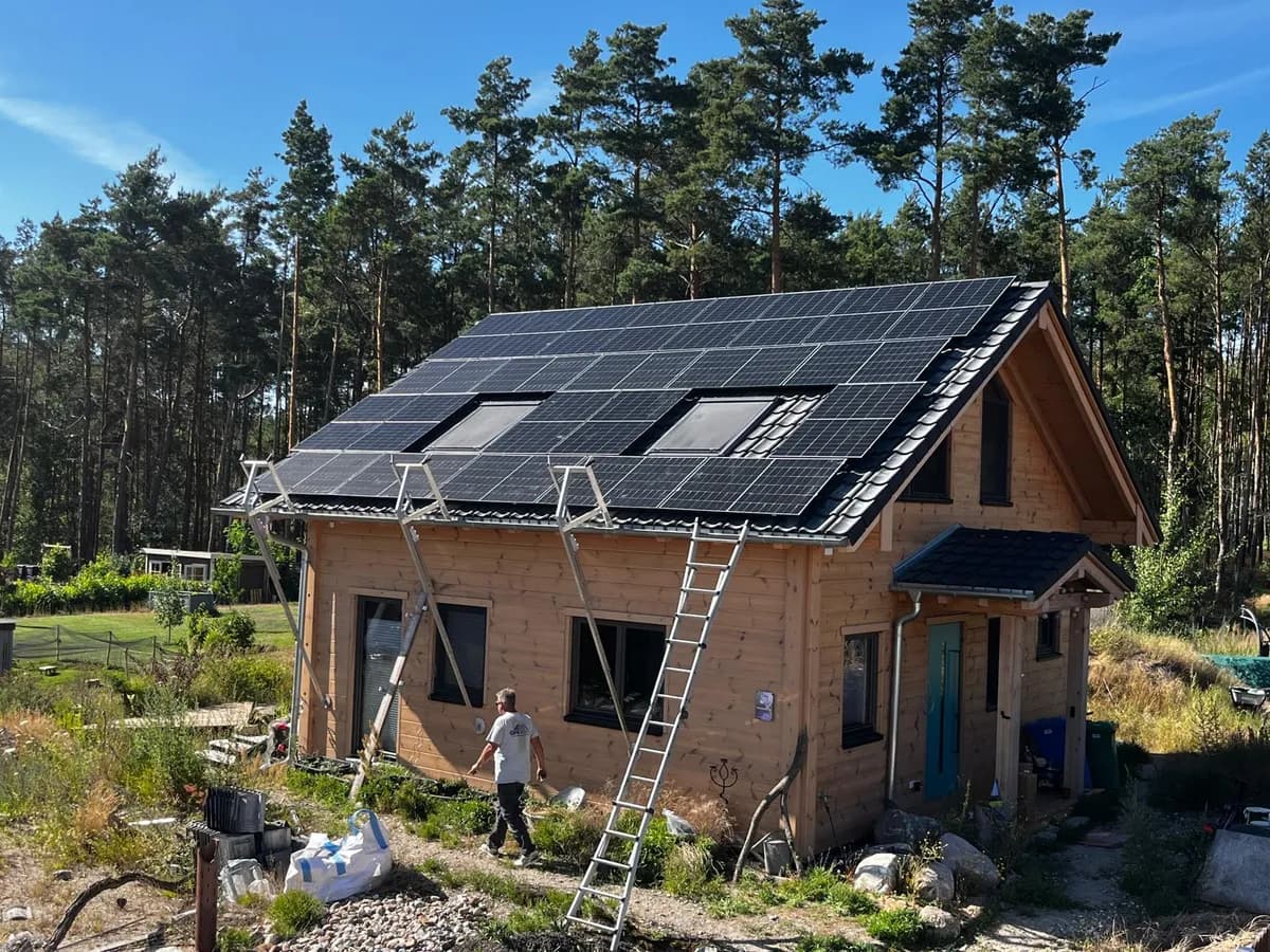 10 kWp Photovoltaik-Anlage auf Holzhaus-Neubau im Kiefernwald mit Teilverschattung in Zossen