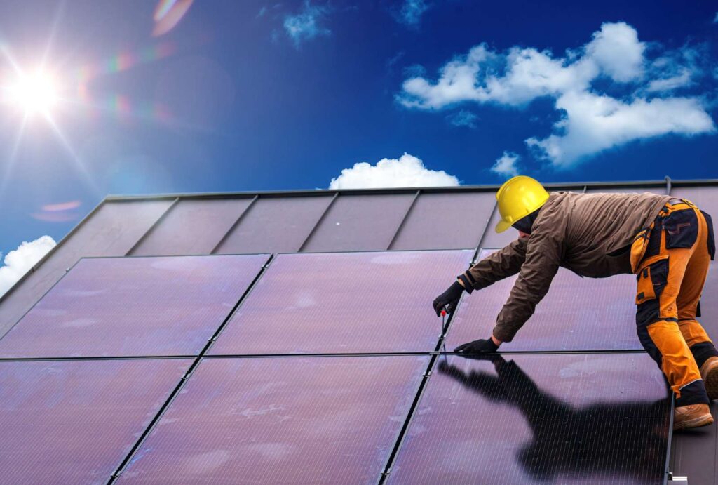 Solaranlage Bad Saarow auf einem Hausdach mit Sonnenstrahlen
