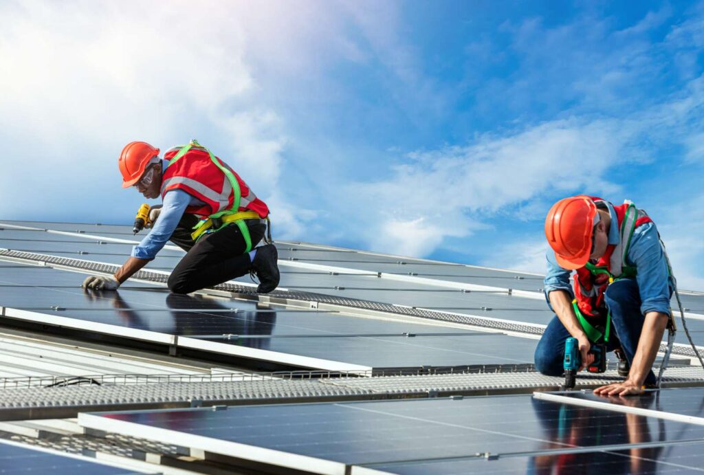 solaranlage fürstenwalde auf Hausdach mit blauem Himmel und Sonnenlicht