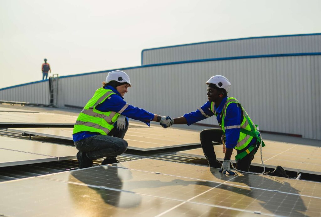solaranlage königs wusterhausen auf Hausdach mit Sonnenlicht