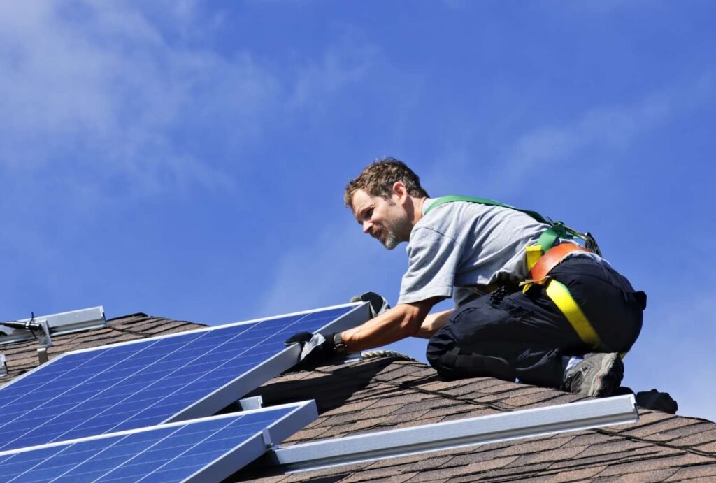 solaranlage neuruppin auf Ziegeldach mit Sonne im Hintergrund