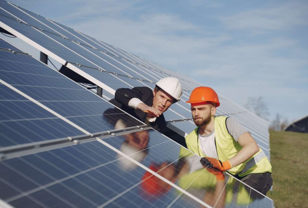 solaranlage potsdam auf Einfamilienhaus mit sonnigem Himmel